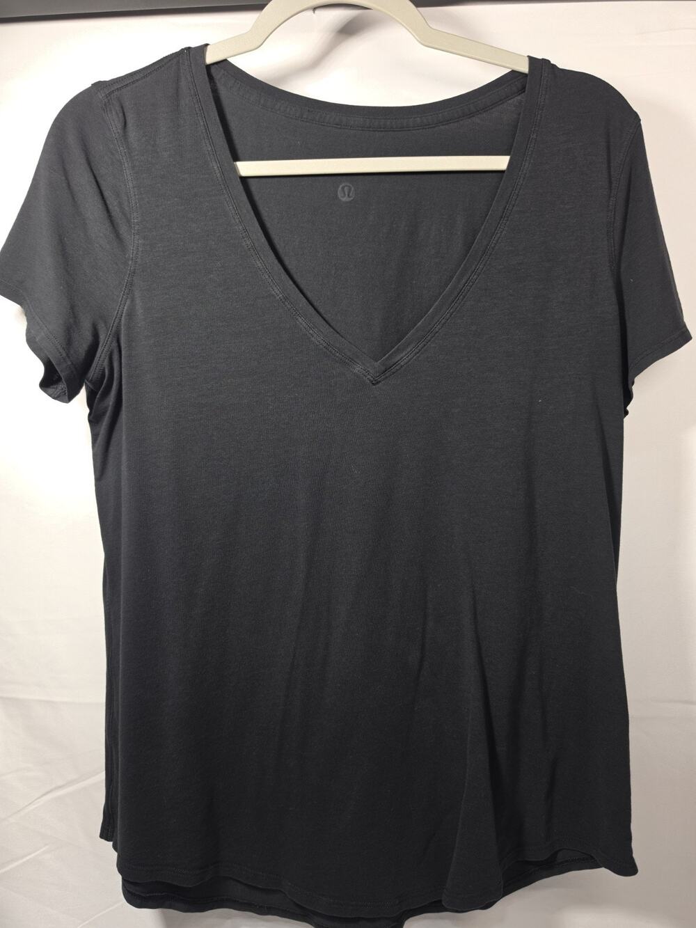 Lululemon Soft Love V Neck Curved Hem T-shirt Black Women’s Size 12 EUC B7